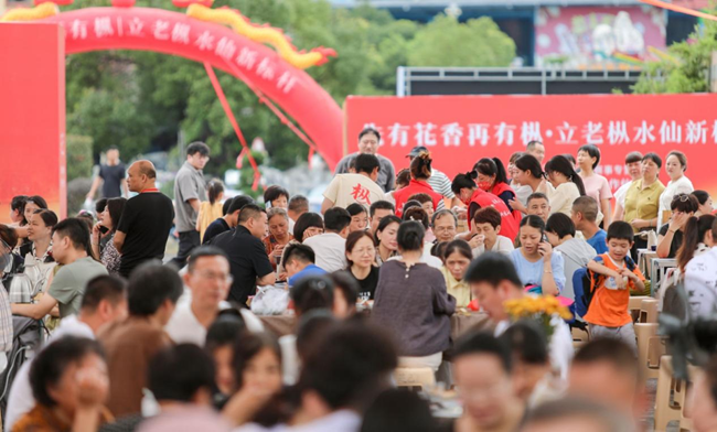 万千茶人游客齐聚武夷广场。徐超摄