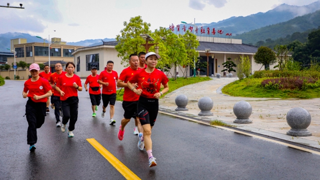 赛道升级后，当地跑团开展日常训练