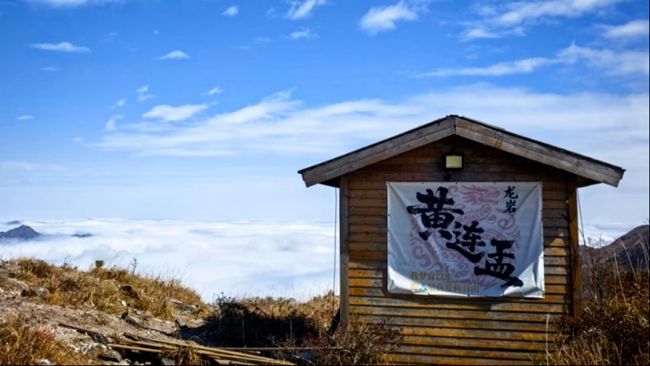 黄连盂山上由项目资金修建起的安全屋，为游客提供临时休憩场所