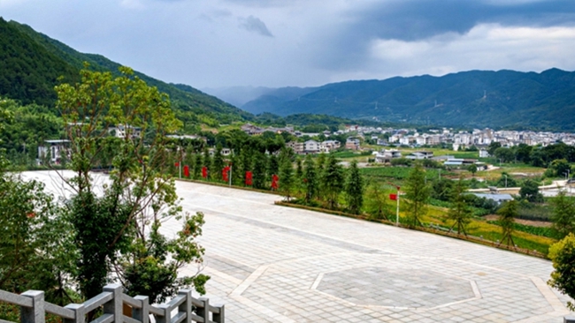 图为松毛岭战役烈士纪念园，赛时可作为主会场举办起跑动员仪式，平日则可作为烈士瞻仰和村民休闲的场所