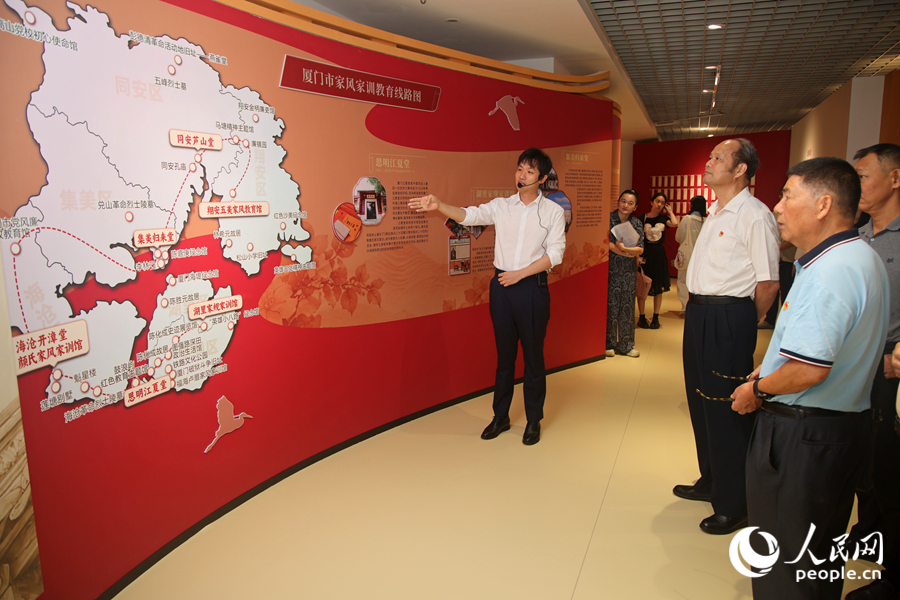 现场展出厦门市家风家训教育线路图。人民网记者 陈博摄