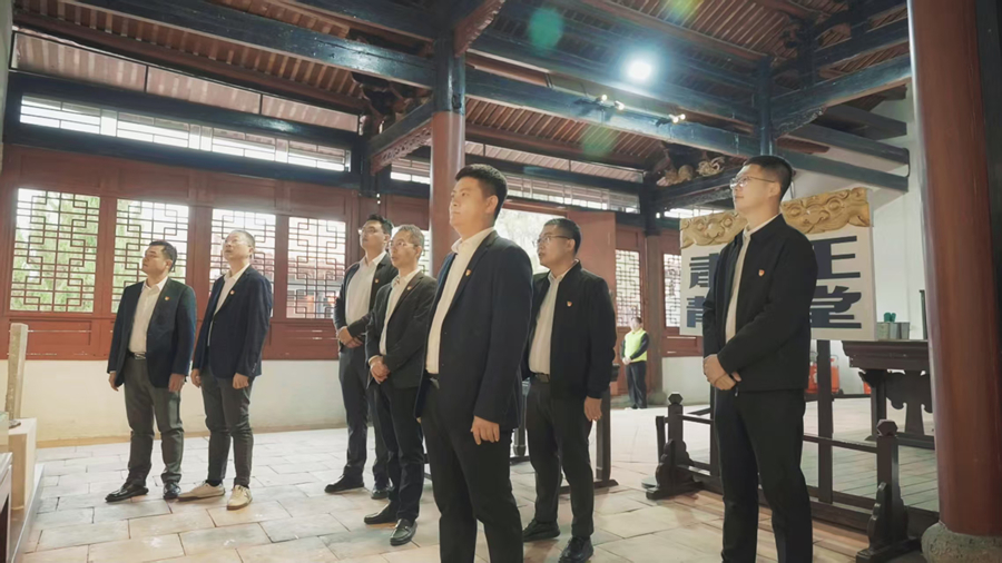 参观漳浦古县衙廉政文化展示馆，筑牢廉洁自律的思想根基。龙睿集团供图