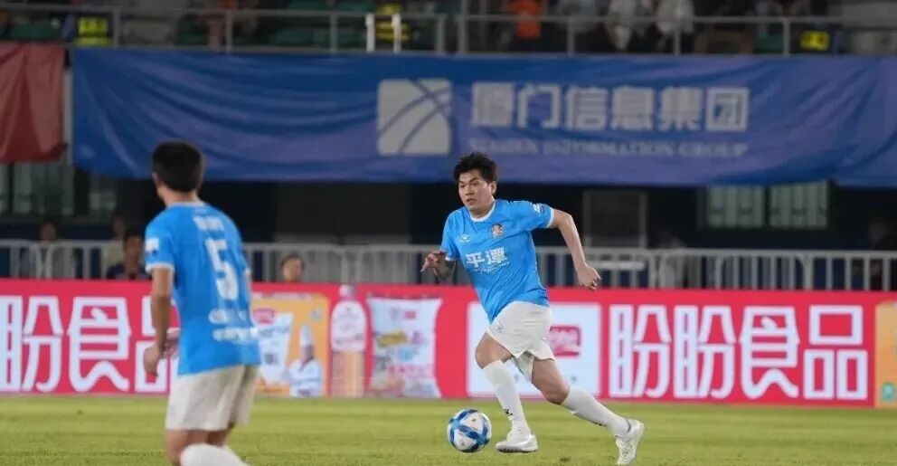 “闽超”赛场上的李振瑄（右）。平潭融媒体供图