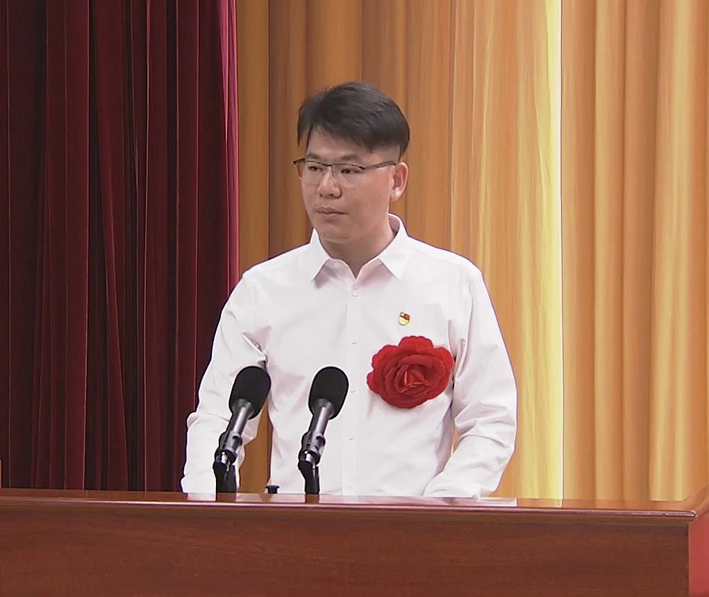 陈德荣作为全省优秀共产党员代表上台发言。受访者供图