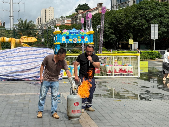 现场参与人员进行实景灭火实操
