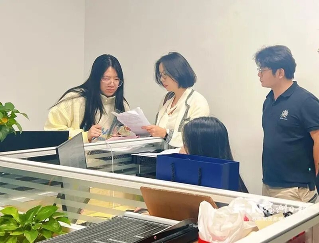 曾娟（左二）上门帮助安布瑞公司筹办开业典礼。曾娟供图