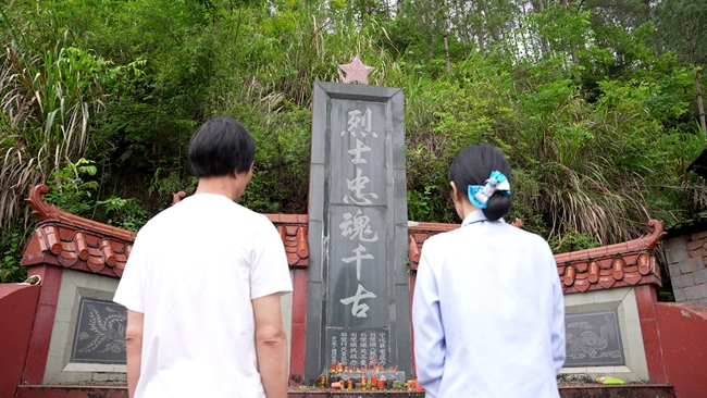 父女俩在石碧村烈士纪念碑前缅怀先辈