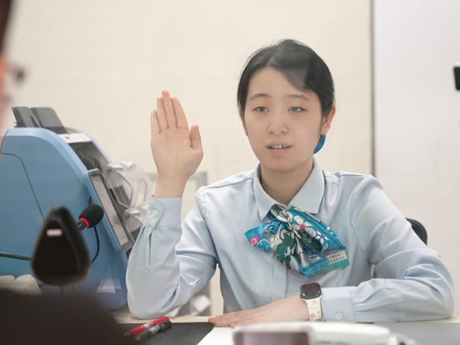 正在银行柜台工作的张冬妮