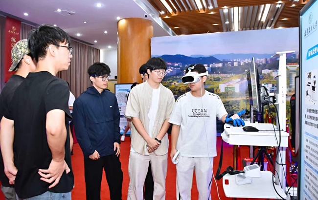 与会人员参观体验福建农林大学人工智能学院研发的系列产品