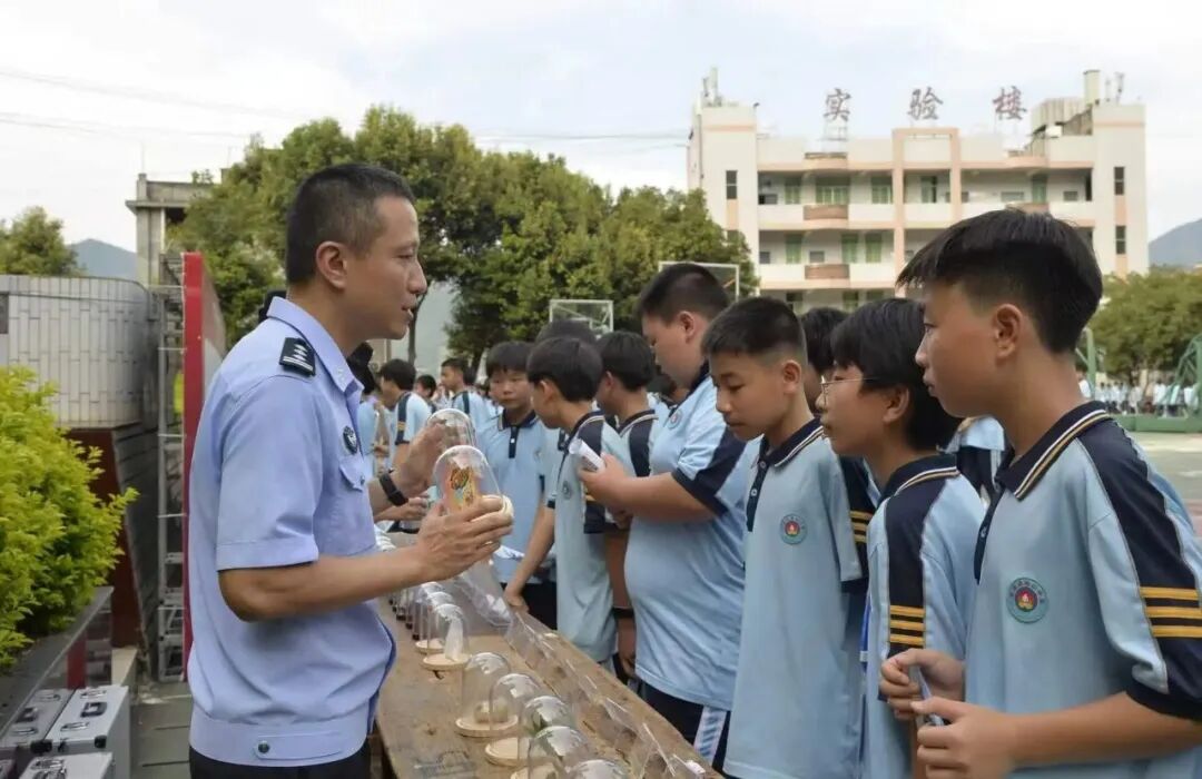 宣讲民警走进梅仙中学开展禁毒宣传活动