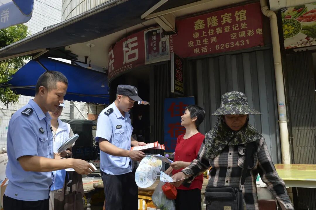 民警深入梅仙镇农贸市场，面向往来商户、赶集居民开展沉浸式普法宣传