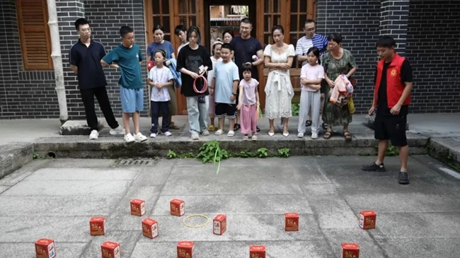 游客参与互动游戏。陈豪摄