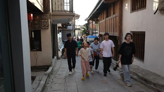 游客逛古城。长乐区融媒体中心供图