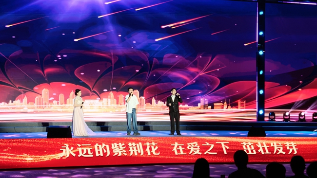 职工歌手用普通话、闽南话、粤语共同唱响《紫荆花盛开》