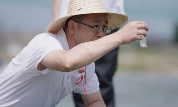 张春晓在鱼塘边观测水质