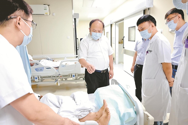 上海六院副院长、创伤骨科及显微修复重建专家郑宪友在晋江开展查房带教