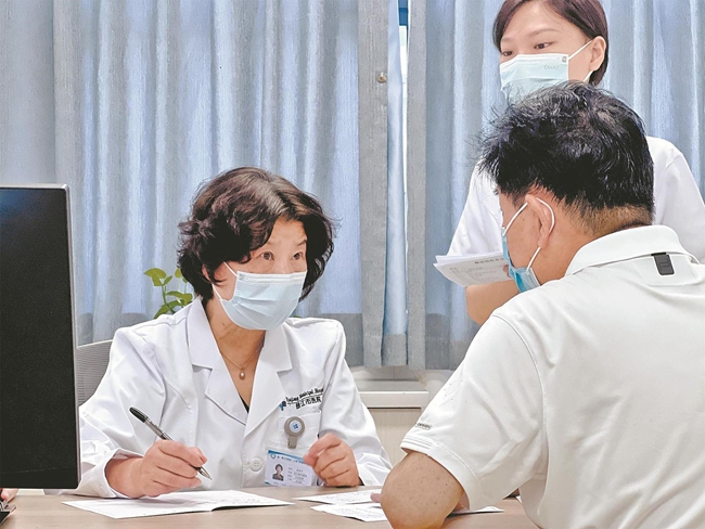 中国工程院院士、上海六院内分泌代谢科专家贾伟平在晋江出诊