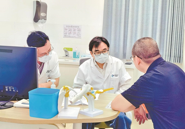 上海六院骨质疏松和骨病专科主任章振林在晋江出诊