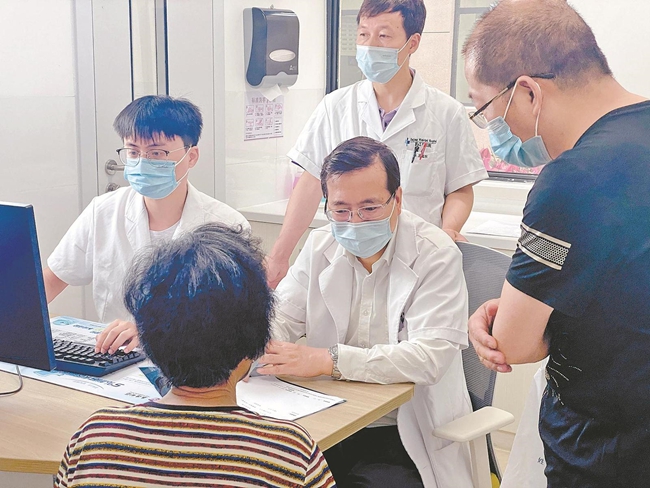 上海六院脊柱外科主任徐建广在晋江出诊