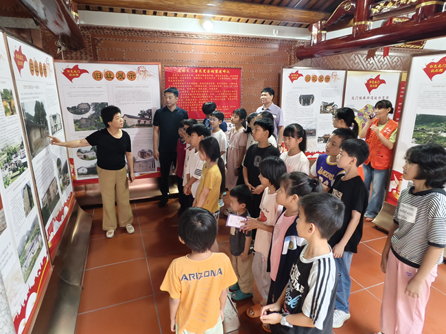 老同志向孩子们讲述红色历史