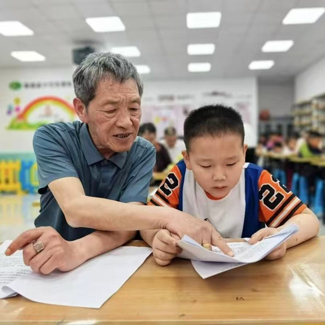 老少共读，推进红色教育