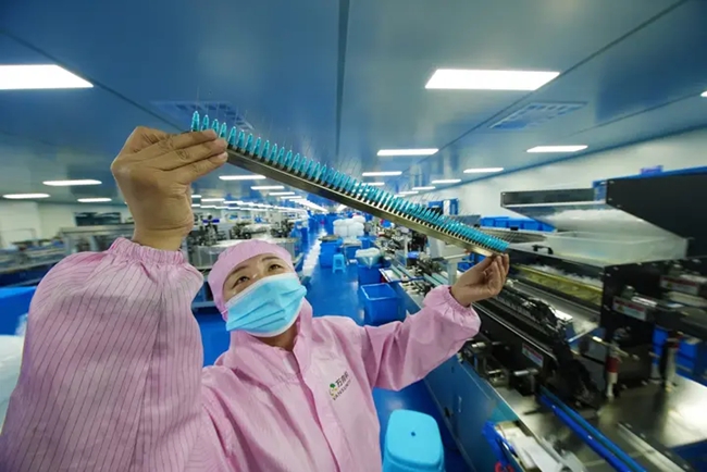 在银海万向医用科技有限公司生产车间，工人对针管进行人工全检。叶晓晖摄