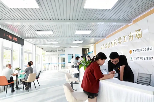 群众在李墩镇园区零工市场（益企便民服务驿站）窗口咨询办理业务。郑文敏摄