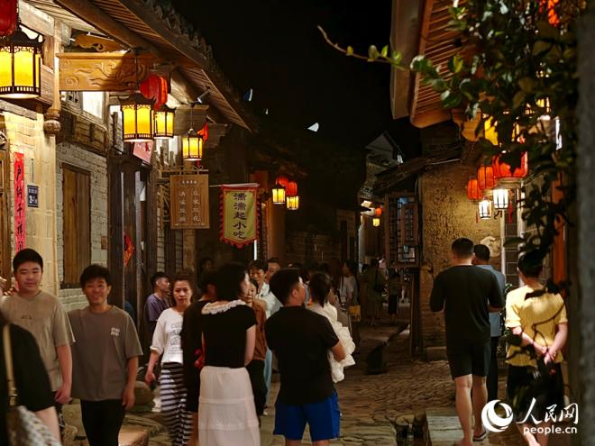 游客观赏景区夜景。人民网 杨灏昱摄