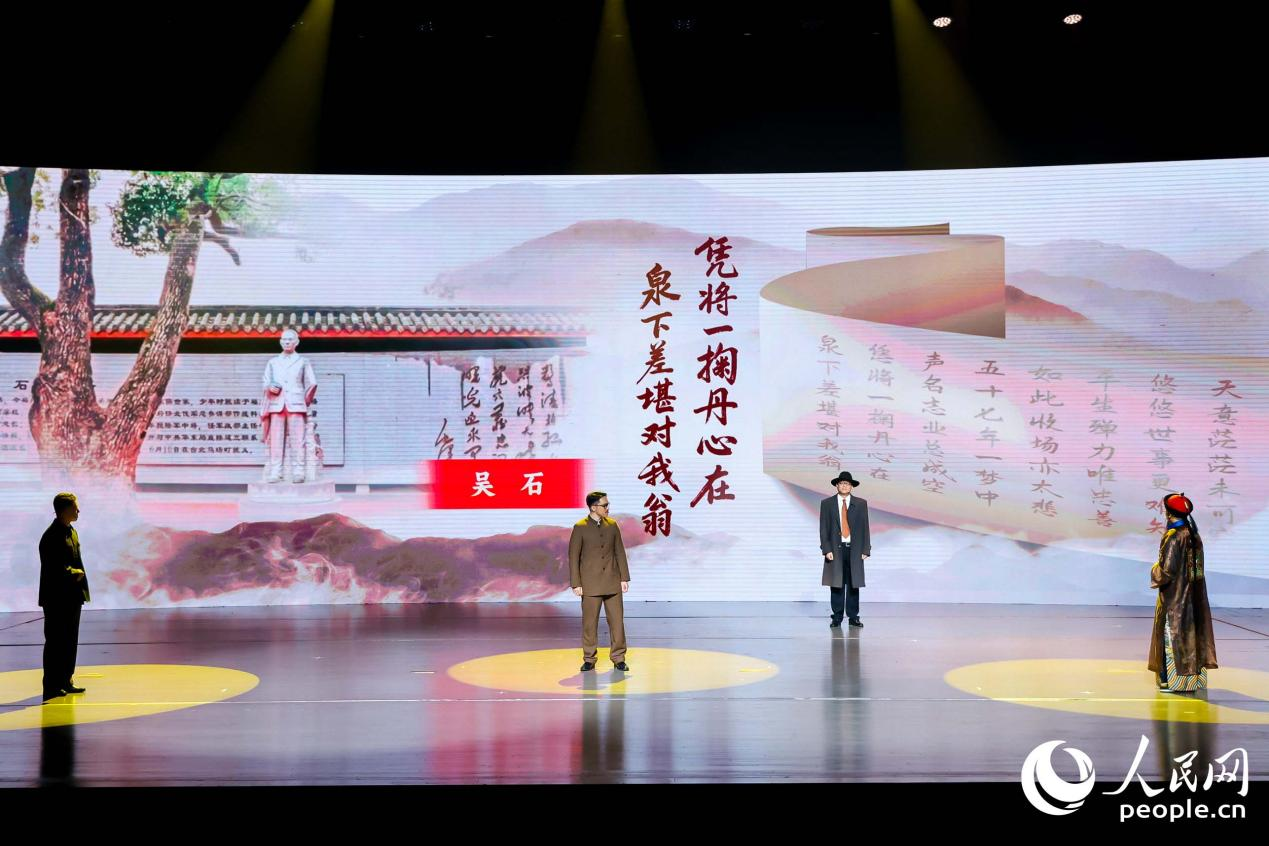 话剧演员再现福建籍名人的精神内核，讲述八闽先贤家风家训。人民网摄