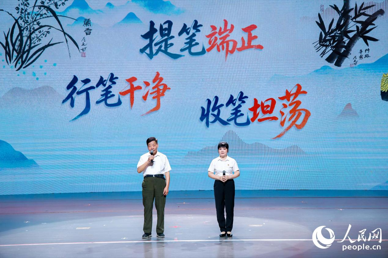 左允甘、黄蕾同台讲述，再现老党员左允甘离岗不离党、退休不褪色的动人事迹。人民网摄