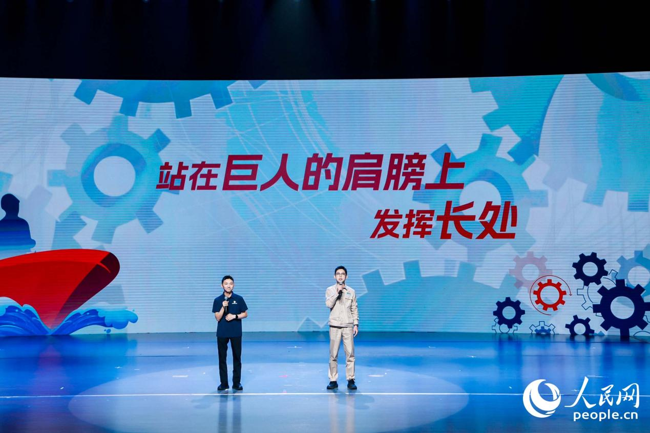 张达斌与黄宇升平行宣讲《巨轮上的一颗铆钉》。人民网摄