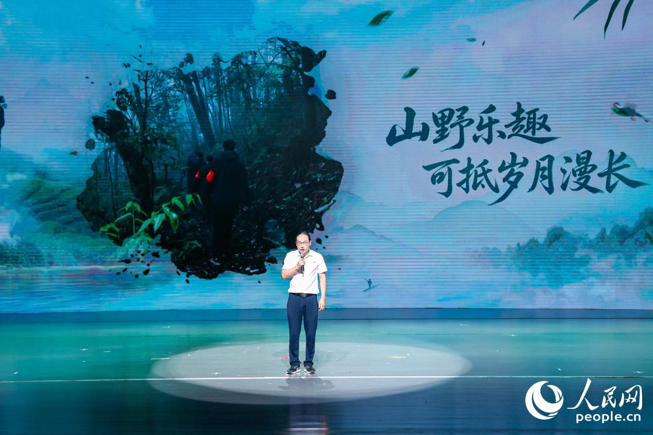 徐自坤讲述《人在草木间》。人民网摄