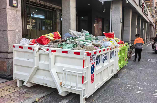 建筑垃圾移动车厢收集点。泉州市城市管理局供图