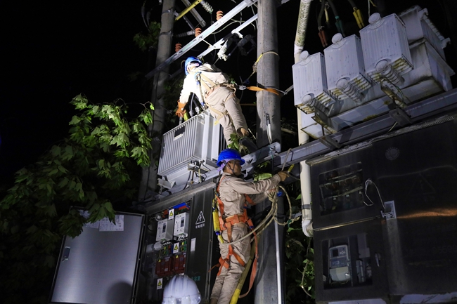 国网福建漳州供电公司抢修队伍跨区支援宁德，冒雨开展消缺及变压器试验工作。