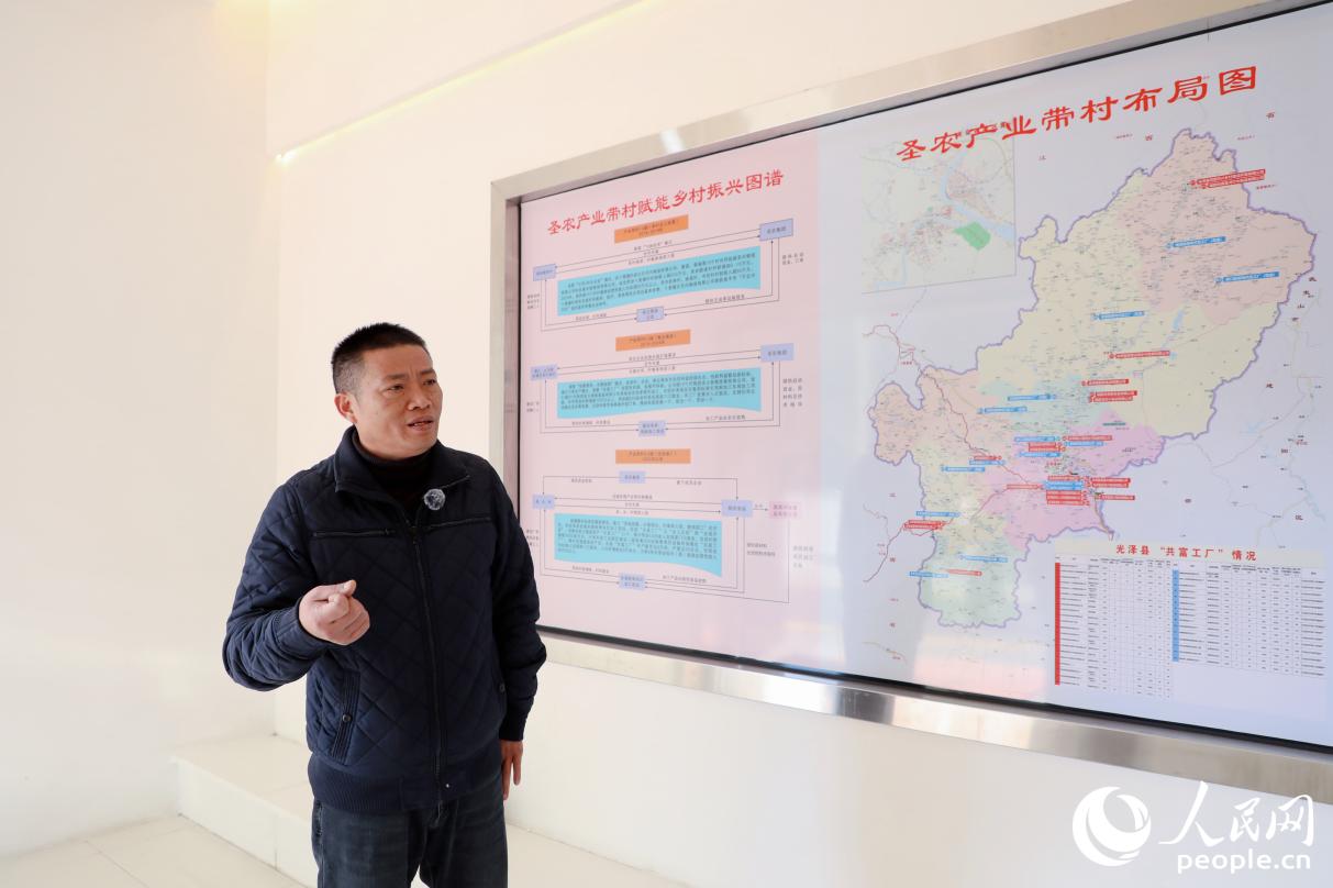 十里铺村党支部书记付存军介绍当地“产业带村”经验成效。人民网记者 李唯一摄