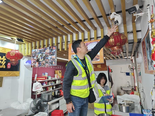 在泉州古城西街片区，“明厨亮灶平台”已接入众多餐饮门店