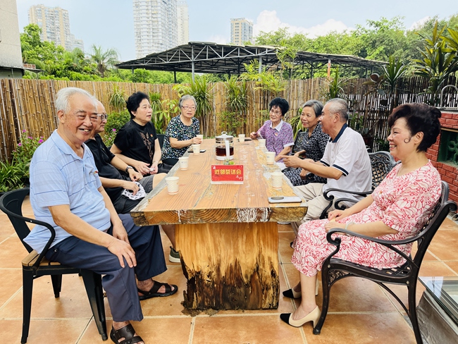 图强小区党支部定期召开近邻茶话会协商议事