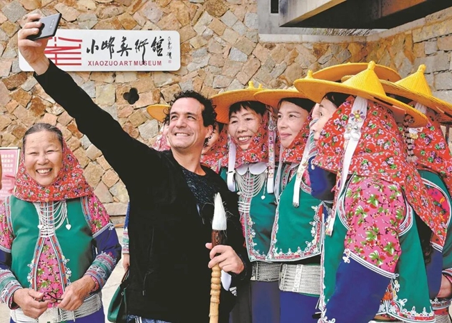 惠安女与外国友人合影留念。康木兴摄