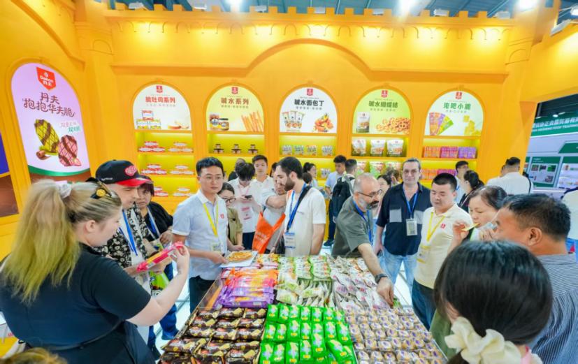 展会现场，采购商与食品企业精准对接。主办方供图