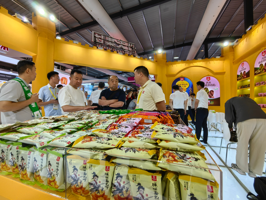 展会现场，采购商与食品企业精准对接。主办方供图