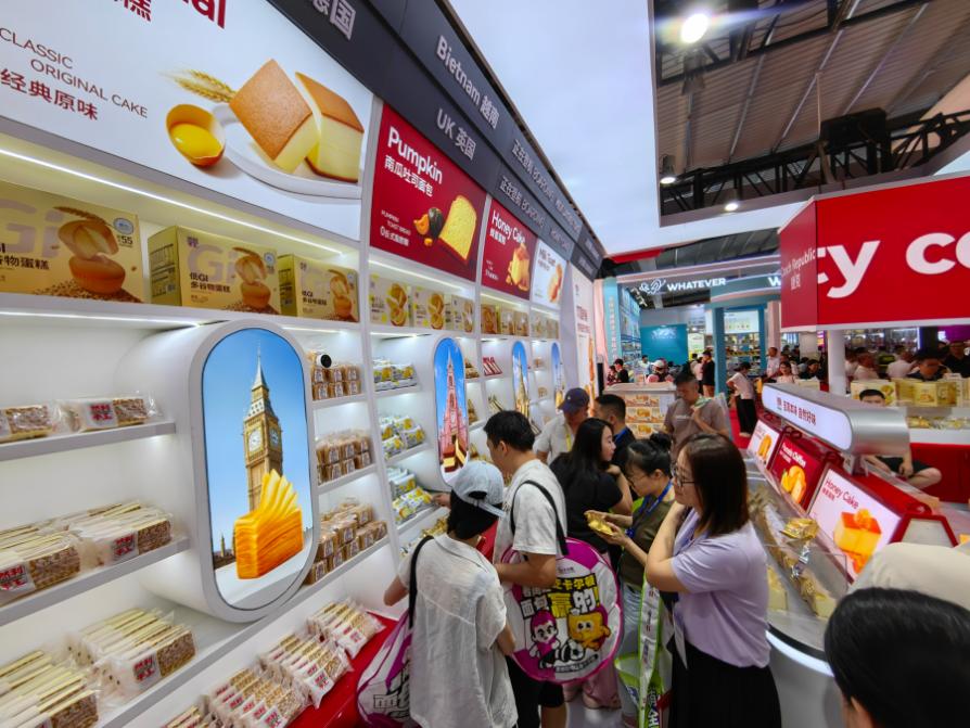 本届食博会共计设置377个展位，展品覆盖焙烤点心、冻干零食、肉制品、坚果、果蔬原料等上万款品类。主办方供图