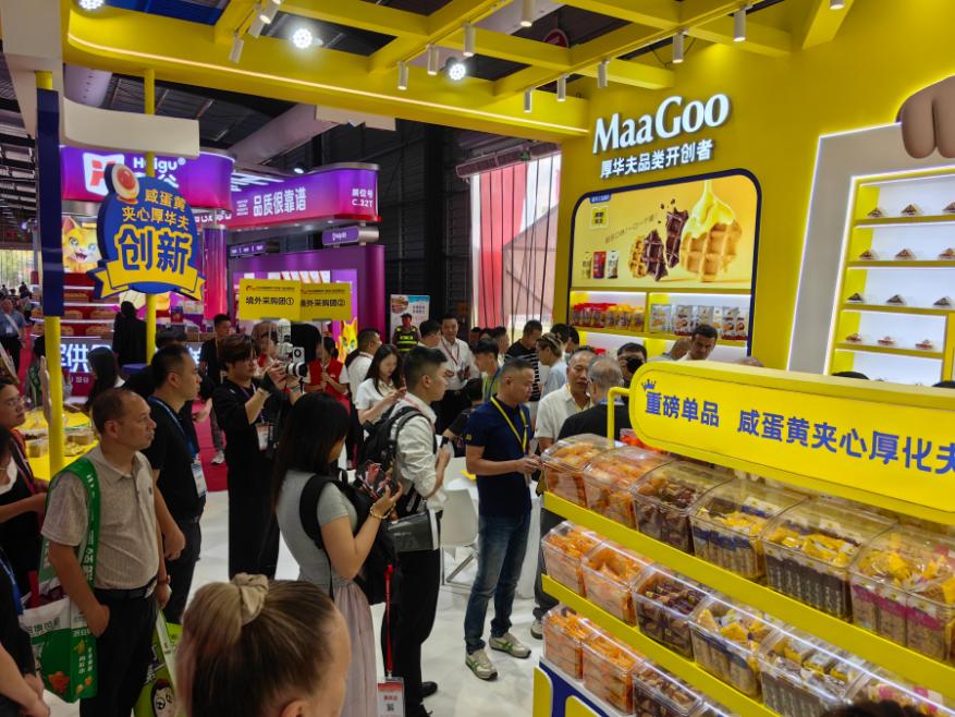 展会现场，采购商与食品企业洽谈，对接合作。主办方供图