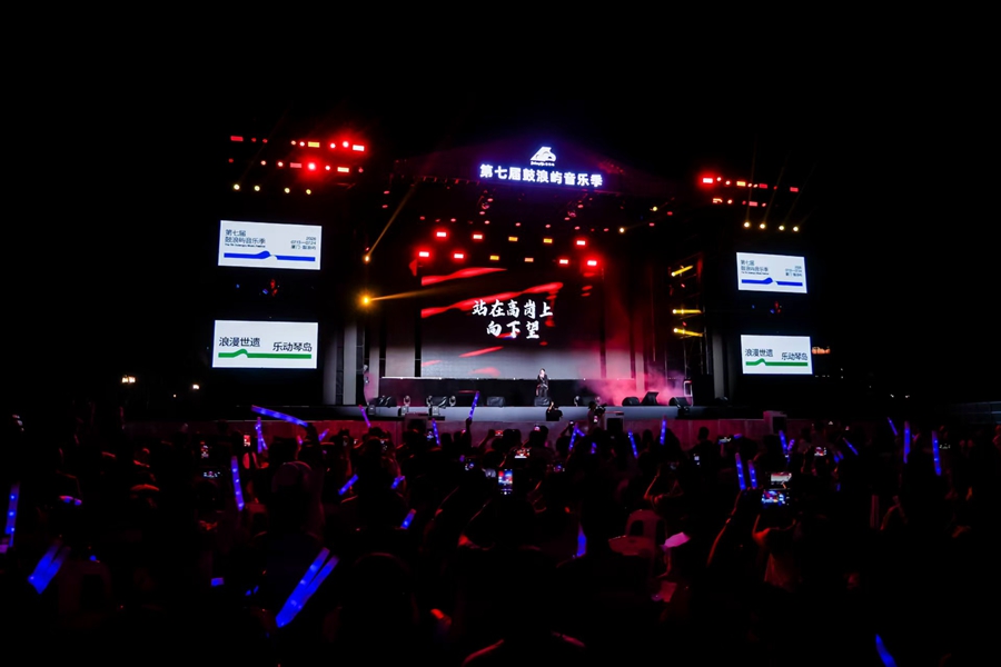 歌手纪敏佳演唱《站在高岗上》等歌曲。鼓浪屿管委会供图