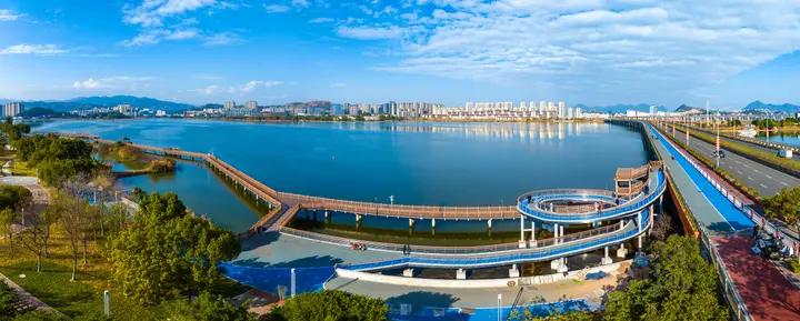 环东湖景观提升工程让“湖光潋滟”融入日常景致。王志凌摄