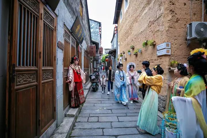汉服爱好者在鹏程古街游玩、打卡。郑霄摄