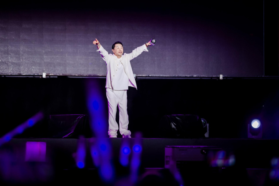 音乐会现场,姜鹏与观众们进行互动。鼓浪屿管委会供图