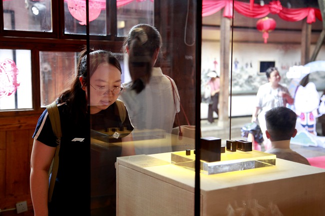 市民仔细观摩展品