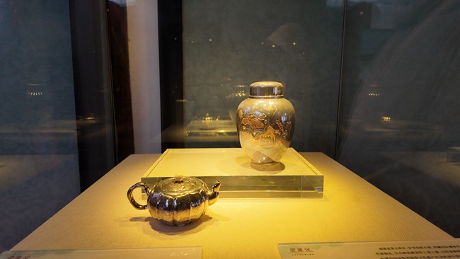 《荷塘月色茶叶罐》及《竹露廉风壶》