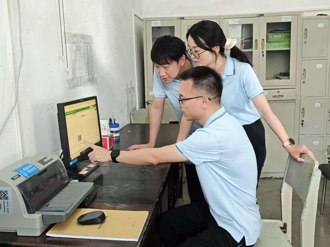 仓库班组成员分析系统识别统计自动生成的虫情数据报表。葛江倩摄