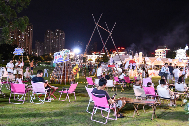 惬意悠闲的海滨夏夜。夏海滨摄